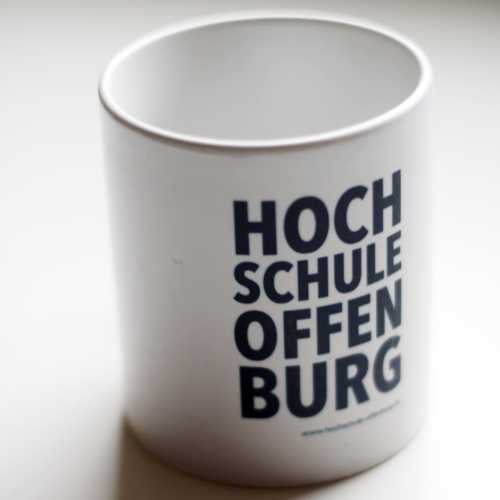 Artikelbild des Artikels “weiße Tasse mit Logo der Hochschule “